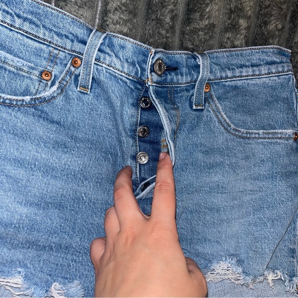 Levi’s high rise shorts - Picture 2 of 9